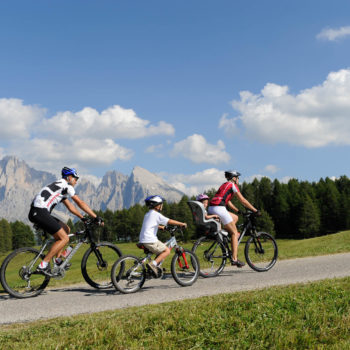 Andare in mountain bike sull'Alpe di Siusi con i bambini